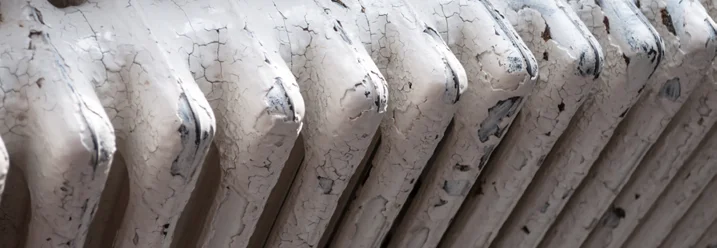 Abblätternder Lack auf einem Heizkörper